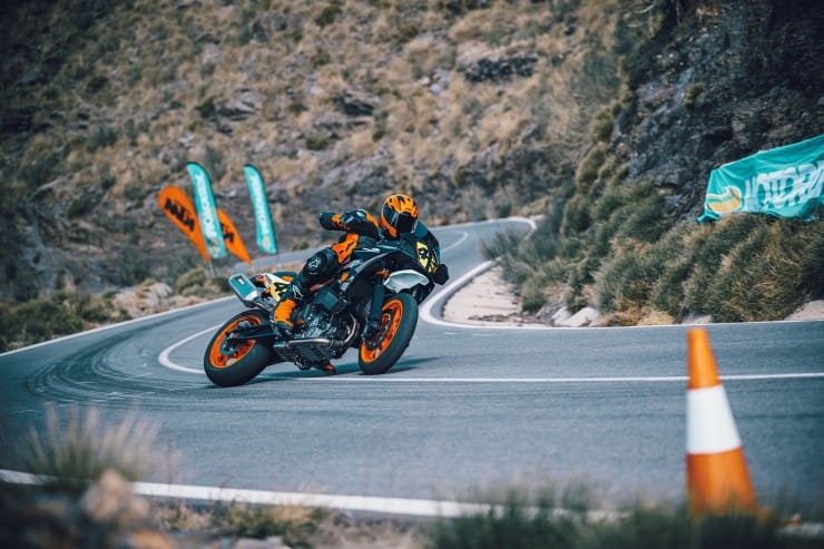 2023 KTM 890 Supermoto SMT Review Details Price Spec_03