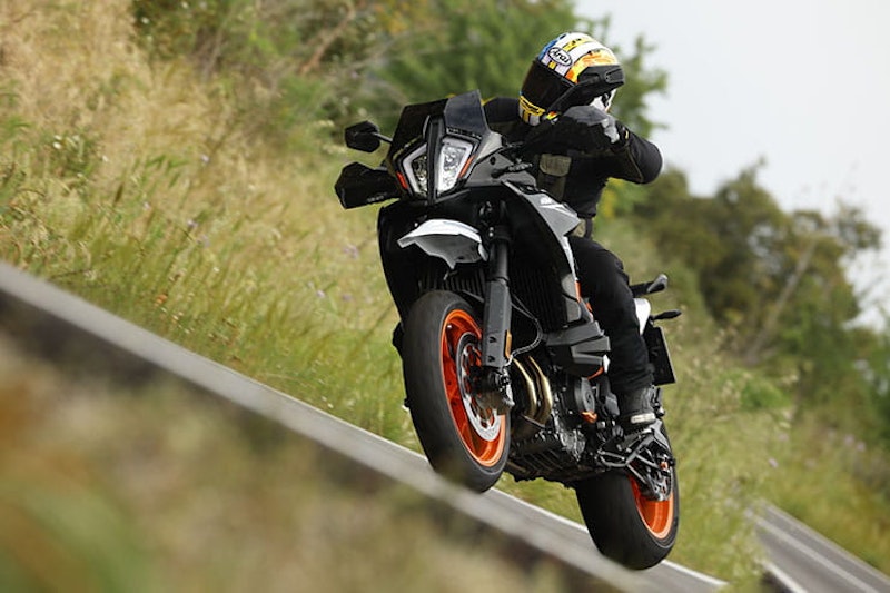 2023 KTM 890 Supermoto SMT Review Details Price Spec_107
