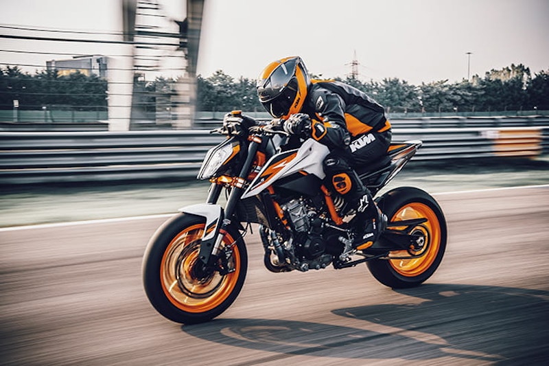 KTM 890 DUKE R – the scalpel got sharper but is it the new middleweight champion of the world?