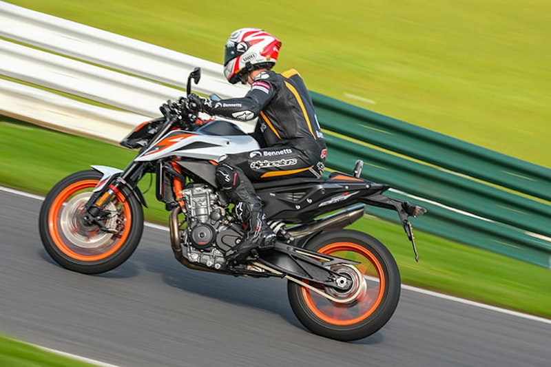 KTM 890 DUKE R – the scalpel got sharper but is it the new middleweight champion of the world?