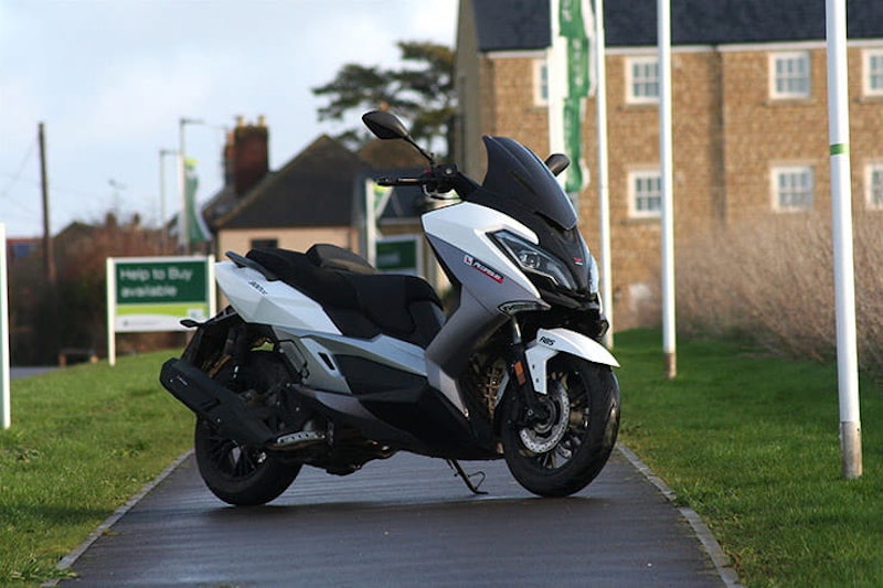 The first ever Lexmoto with a larger capacity than 125 is the remarkably well-equipped and potential bargainous 300cc maxi-scooter known as Pegasus.