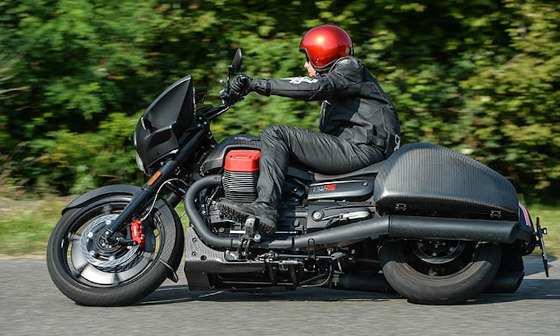 Moto Guzzi MGX-21 Flying Fortress (2017) - first ride and review