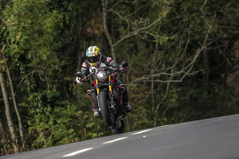 MV Agusta Rush 1000 2020 review price spec_21