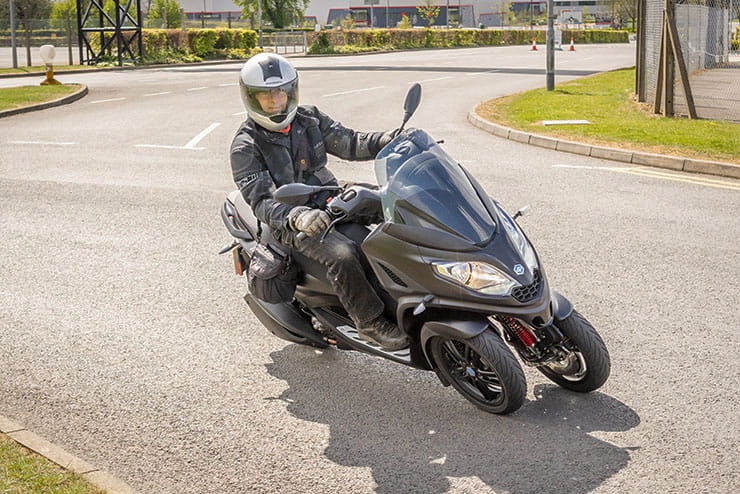2022 Piaggio MP3 300 hpe Review Price Spec_02