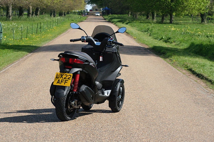 2022 Piaggio MP3 300 hpe Review Price Spec_03