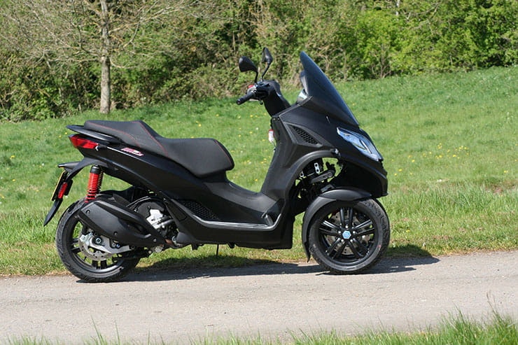 2022 Piaggio MP3 300 hpe Review Price Spec_11