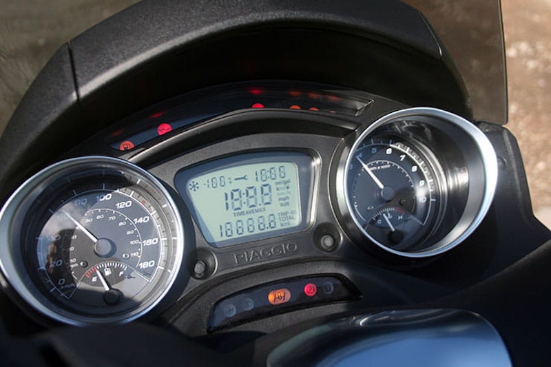 2022 Piaggio MP3 300 hpe Review Price Spec_07