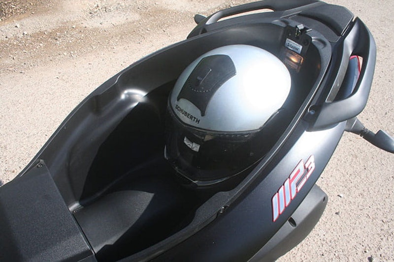 2022 Piaggio MP3 300 hpe Review Price Spec_08