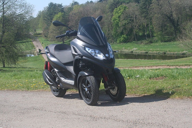 2022 Piaggio MP3 300 hpe Review Price Spec_10