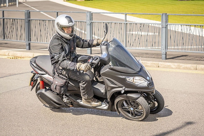 2022 Piaggio MP3 300 hpe Review Price Spec_13