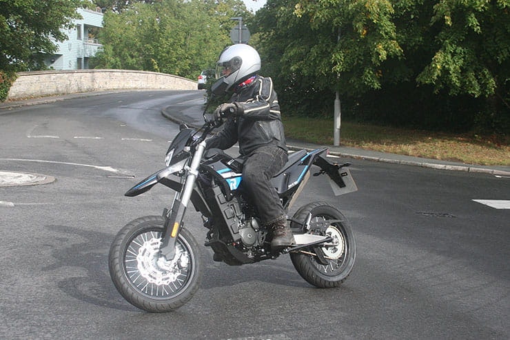 2022 Sinnis SM-R Review Price Spec_09