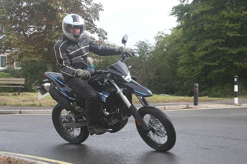 2022 Sinnis SM-R Review Price Spec_13