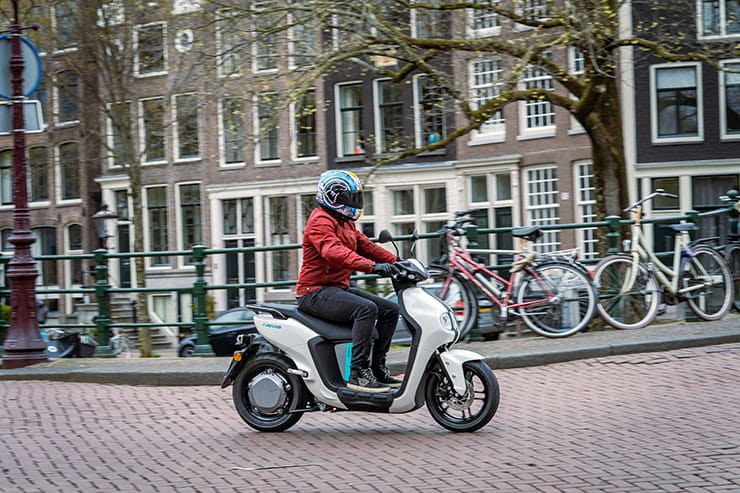 Yamaha NEOs 2022 Review Price Spec073