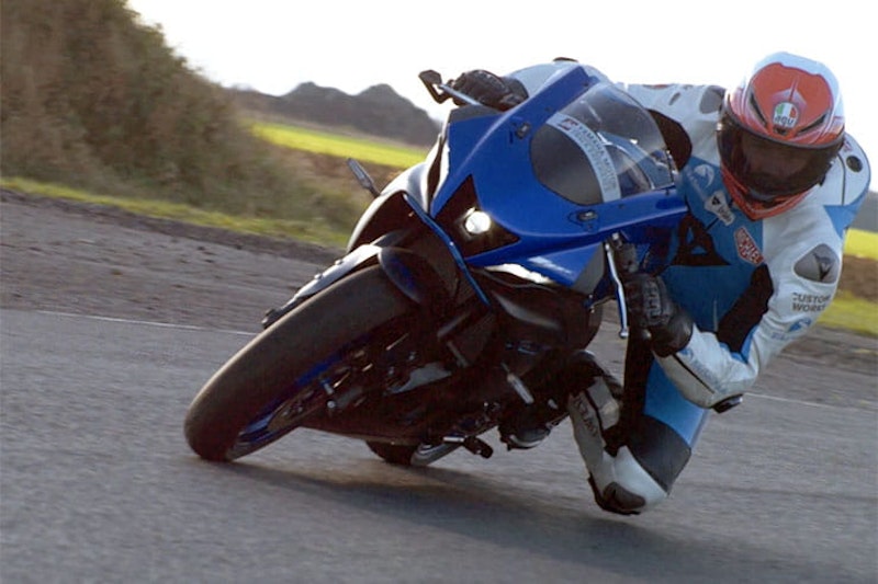 2021 Yamaha R7 vs Yamaha R6 Review Race Track_01
