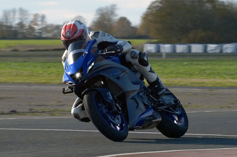 2021 Yamaha R7 vs Yamaha R6 Review Race Track_03