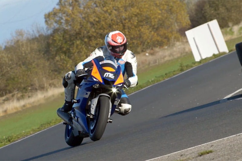 2021 Yamaha R7 vs Yamaha R6 Review Race Track_02