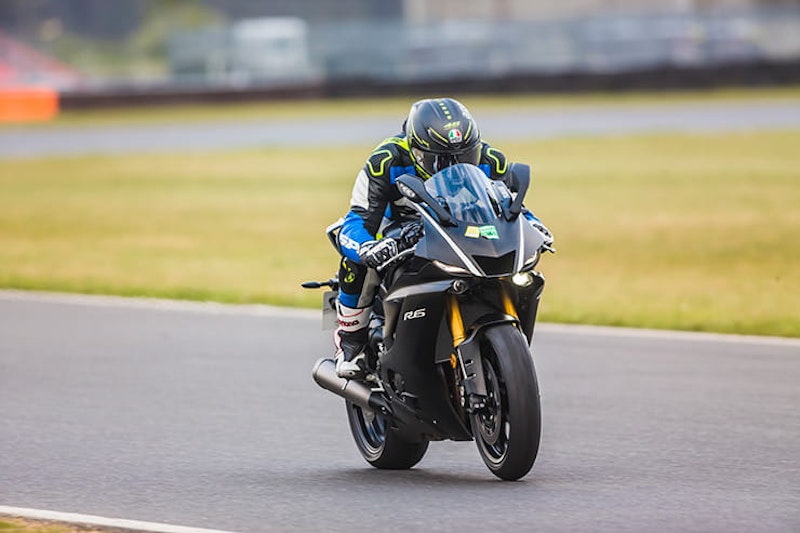 2017 Yamaha R6 on track