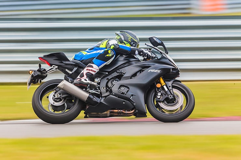 Yamaha R6 on track