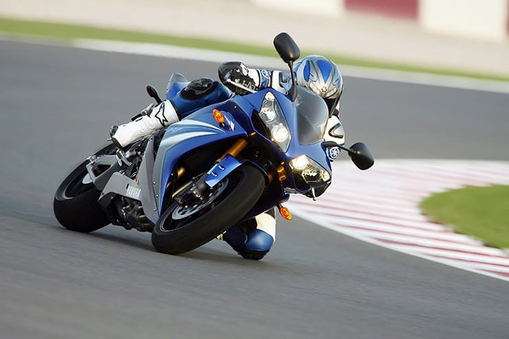 With a reputation for being a bit of a wild old machine due to its top-endy new motor, the 2007/08 YZF-R1 is reminiscent of the bad boy attitude that the original 1998 YZF-R1 came bristling with.