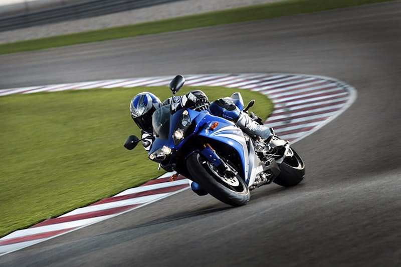 With a reputation for being a bit of a wild old machine due to its top-endy new motor, the 2007/08 YZF-R1 is reminiscent of the bad boy attitude that the original 1998 YZF-R1 came bristling with.