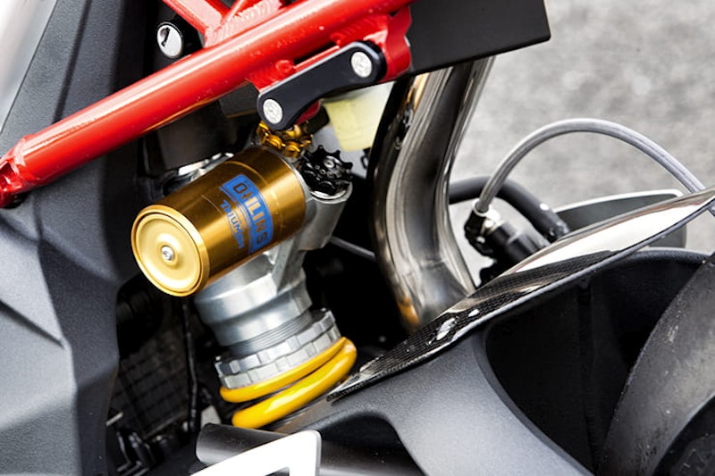 Triumph’s Daytona 675 delivered a hammer blow to the Japanese supersport bikes, demonstrating that sky-high rev limits and frustratingly gutless inline four engines weren’t necessarily a trait of the class through its amazing triple.
