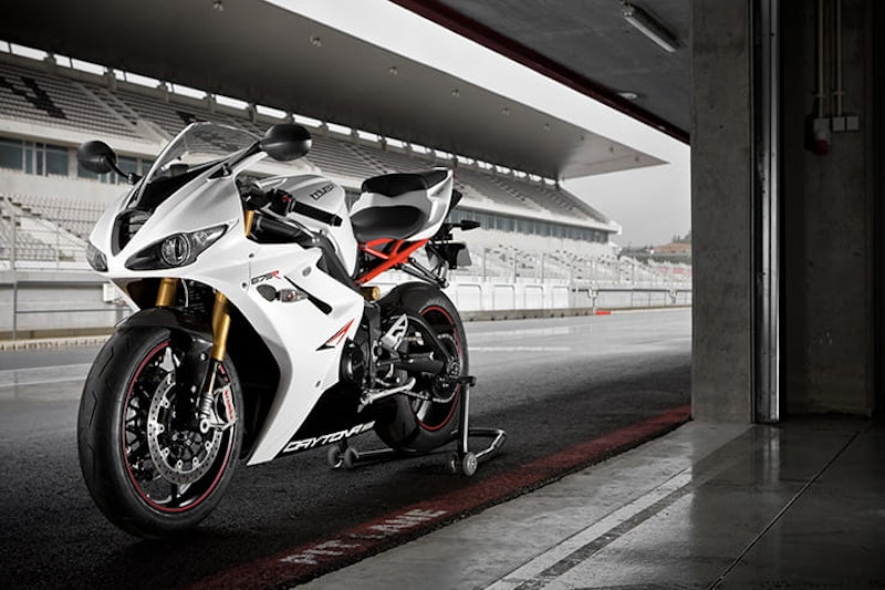 Triumph’s Daytona 675 delivered a hammer blow to the Japanese supersport bikes, demonstrating that sky-high rev limits and frustratingly gutless inline four engines weren’t necessarily a trait of the class through its amazing triple.
