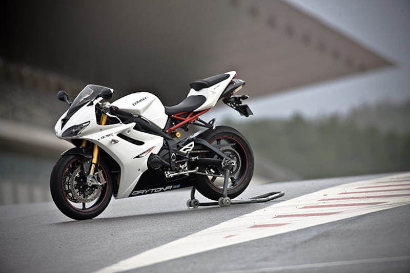 Triumph’s Daytona 675 delivered a hammer blow to the Japanese supersport bikes, demonstrating that sky-high rev limits and frustratingly gutless inline four engines weren’t necessarily a trait of the class through its amazing triple.