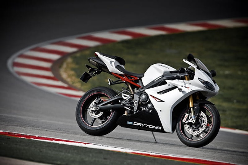 Triumph’s Daytona 675 delivered a hammer blow to the Japanese supersport bikes, demonstrating that sky-high rev limits and frustratingly gutless inline four engines weren’t necessarily a trait of the class through its amazing triple.
