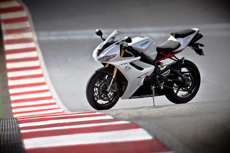 Triumph’s Daytona 675 delivered a hammer blow to the Japanese supersport bikes, demonstrating that sky-high rev limits and frustratingly gutless inline four engines weren’t necessarily a trait of the class through its amazing triple.