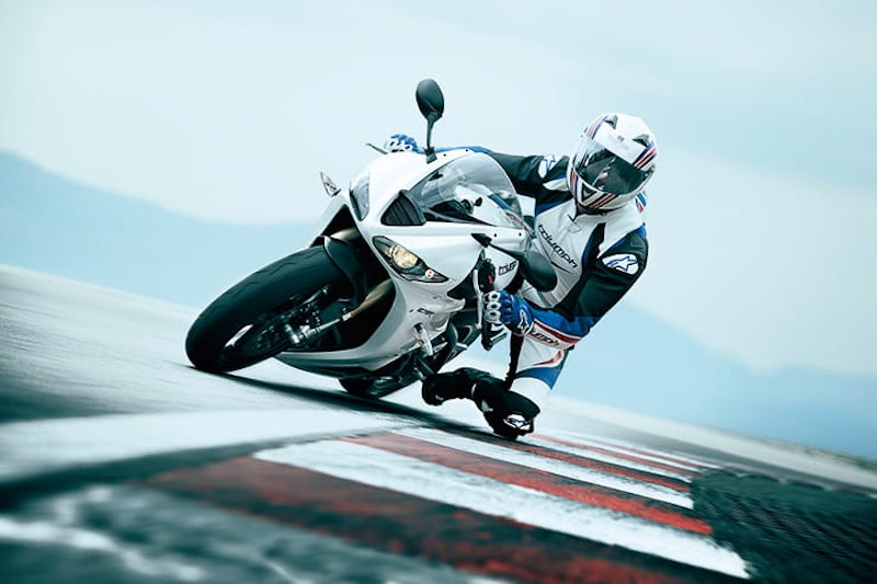 Triumph’s Daytona 675 delivered a hammer blow to the Japanese supersport bikes, demonstrating that sky-high rev limits and frustratingly gutless inline four engines weren’t necessarily a trait of the class through its amazing triple.