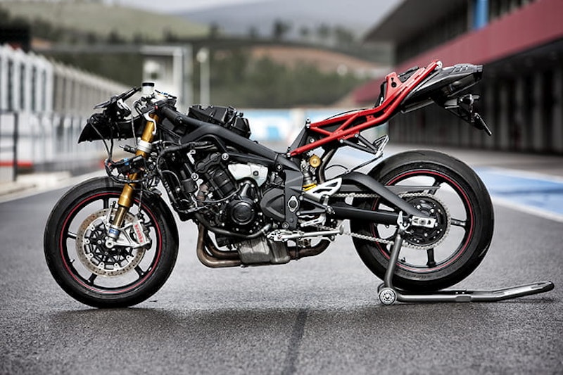 Triumph’s Daytona 675 delivered a hammer blow to the Japanese supersport bikes, demonstrating that sky-high rev limits and frustratingly gutless inline four engines weren’t necessarily a trait of the class through its amazing triple.