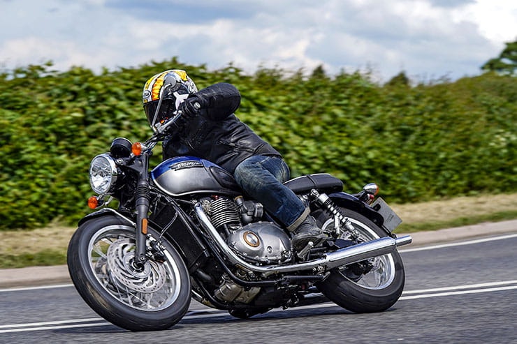 Triumph Bonneville T120 2021 Review Price Spec_06