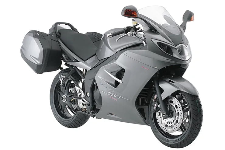 2005 Triumph Sprint ST Review Used Price Spec_01