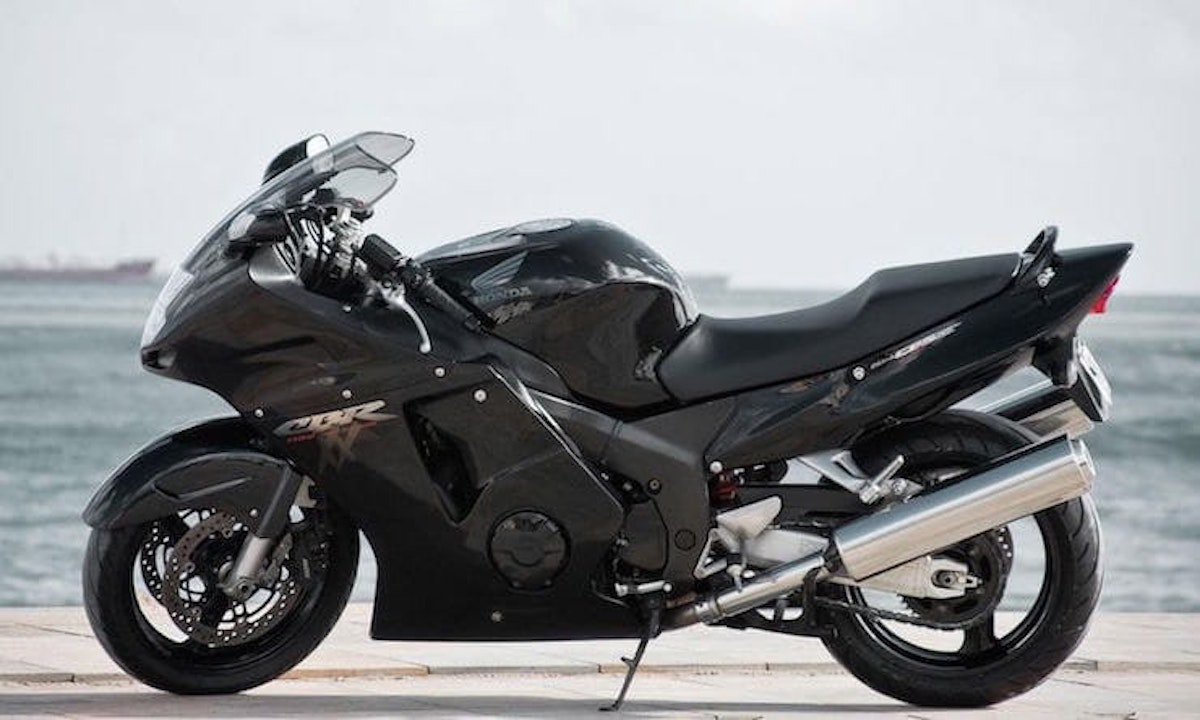 1714126603-honda-cbr1100xx-super-blackbird-1996-review-used-price-spec_01.jpg