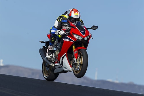 Honda CBR1000RR and SP 'Fireblade' (2017) - First Ride Review