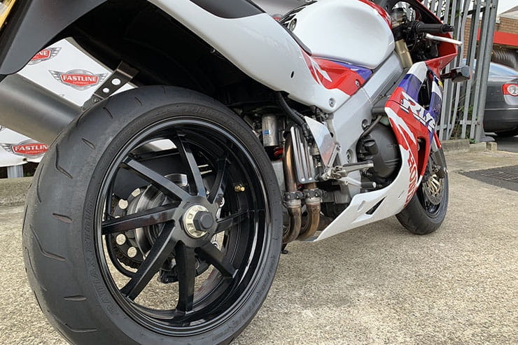 Honda RVF750R RC45 1994 Review Price Spec Used_11