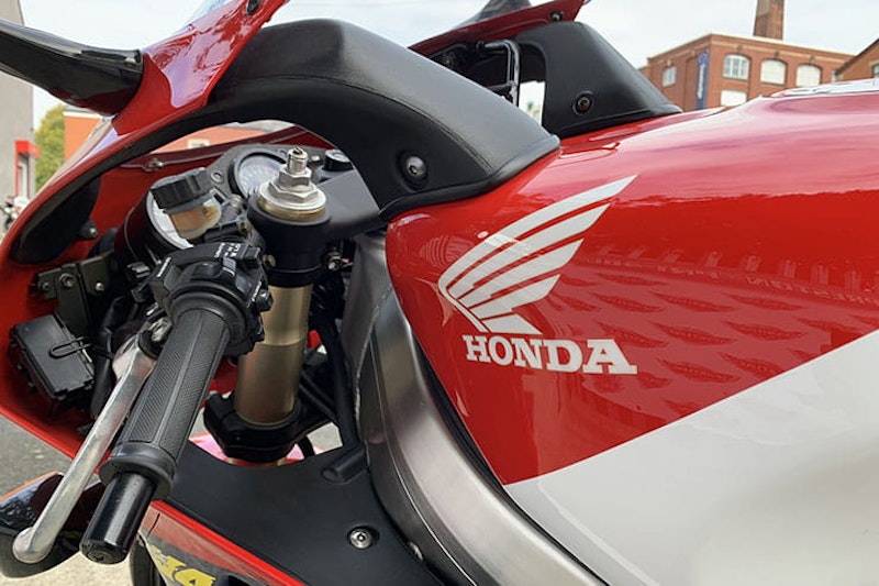 Honda RVF750R RC45 1994 Review Price Spec Used_16