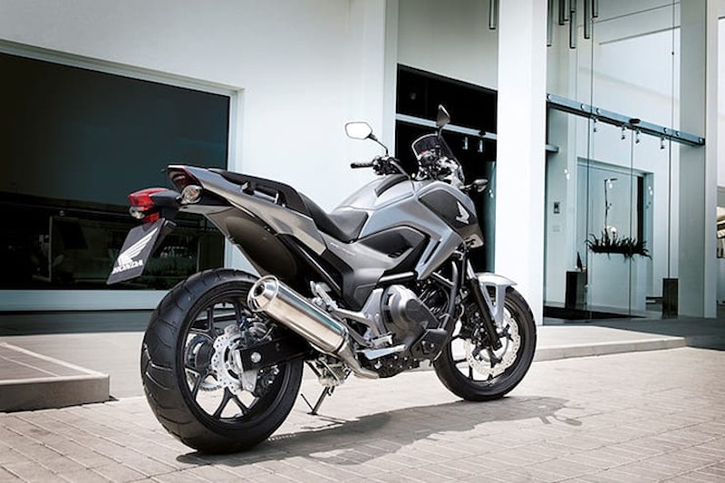 The NC750X is the enlarged, 2014 successor to the original 2011 NC700X. As such it’s the adventure-styled variant of Honda’s ‘NC’ ‘New Concept’ triumvirate of low-revving, semi-automatic, novice-friendly twins (along with the now NC750S roadster and Integra maxi-scooter).
