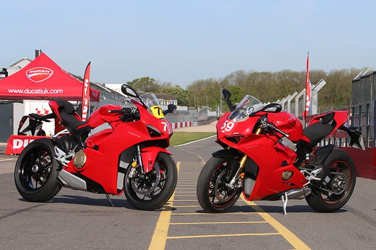 Ducati Panigale V4 vs V4S | Is the electronic suspension justified?