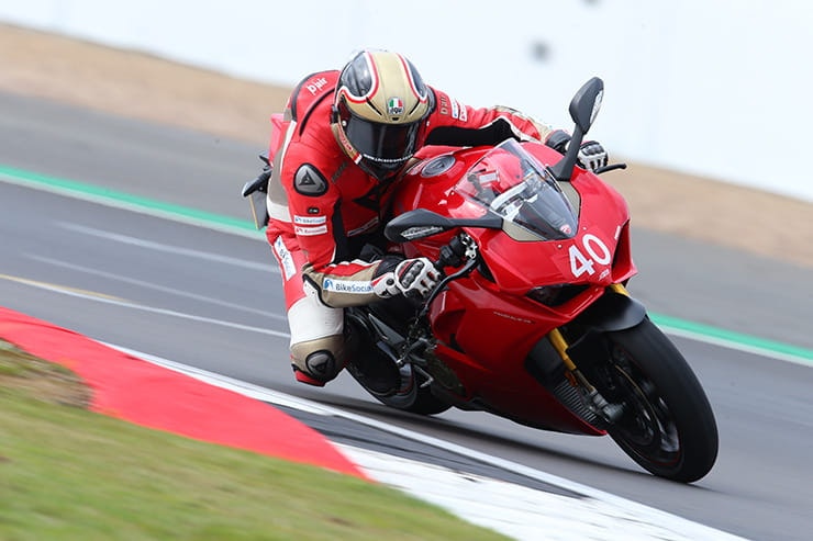 Ducati Panigale V4 vs V4S – is electronic suspension justified?