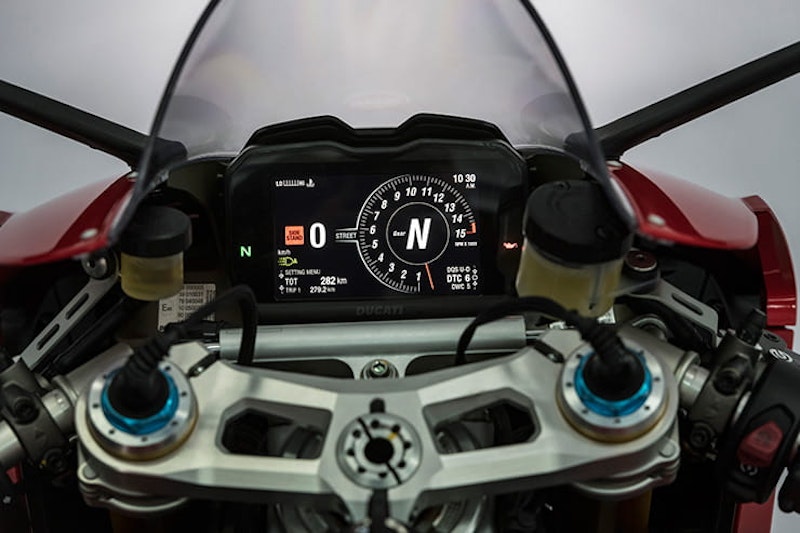 Ducati Panigale V4 vs V4S – is electronic suspension justified?