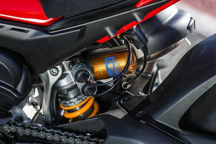 Ducati Panigale V4 vs V4S | Is the electronic suspension justified?