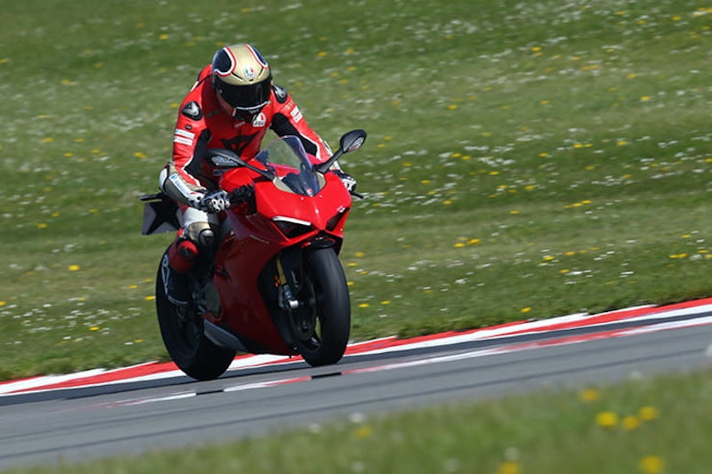 Ducati Panigale V4 vs V4S – is electronic suspension justified?