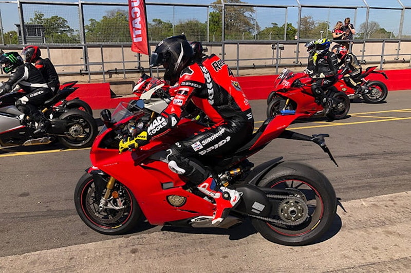 Ducati Panigale V4 vs V4S – is electronic suspension justified?