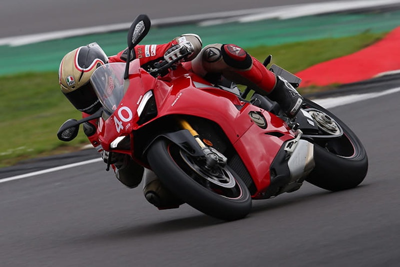 Ducati Panigale V4 vs V4S – is electronic suspension justified?