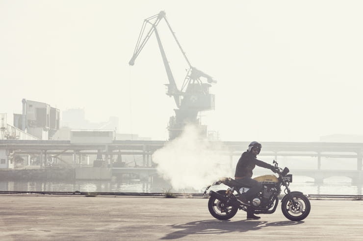 Yamaha XJR1300 doing a burnout