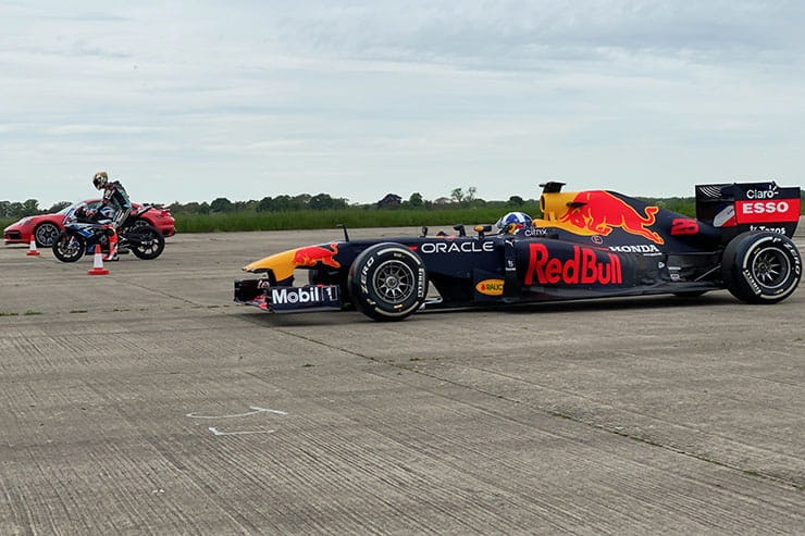 F1 vs BMW M 1000 RR_01