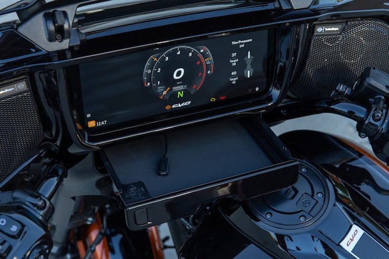 2023 Harley-Davidson CVO Street Glide Review Price Spec_17