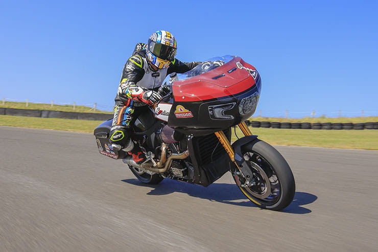 Indian Challenger RR King of the Baggers race bike test_02