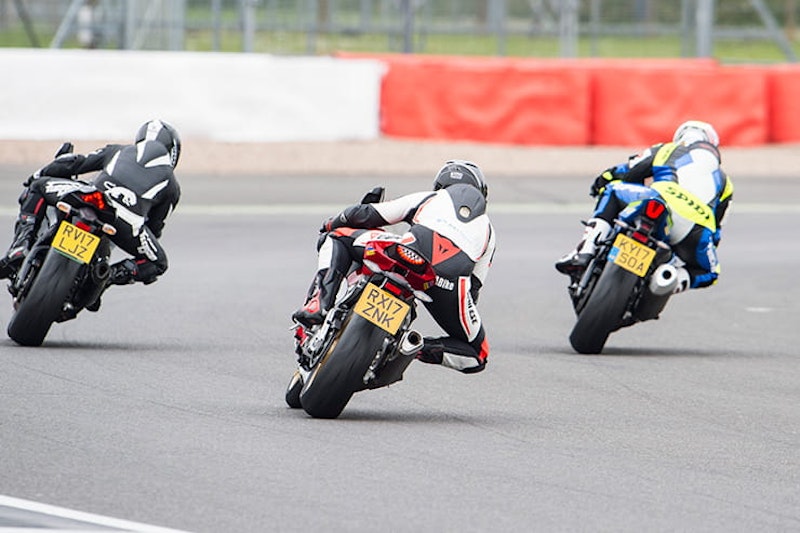 Firblade, ZX10RR Ninja and GSXR1000RR go into a curve together